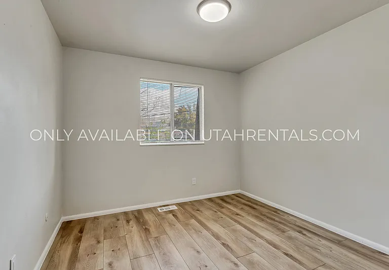 30 E 925 N — Photo 12