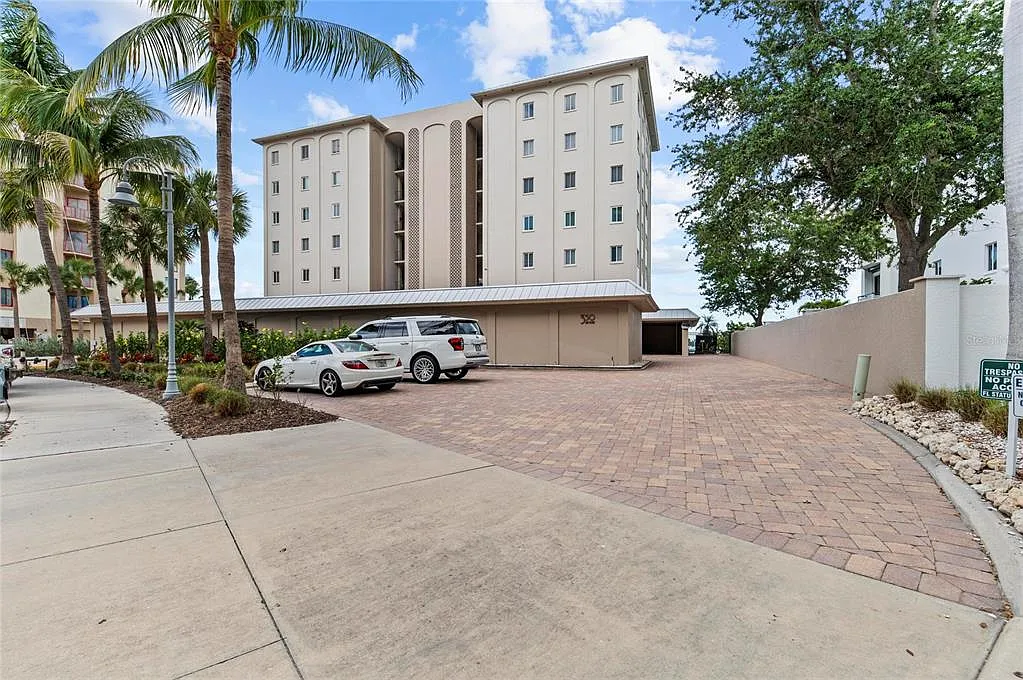 2 bed, 2.0 bath, 1612 sqft, $12,500 — Photo 3