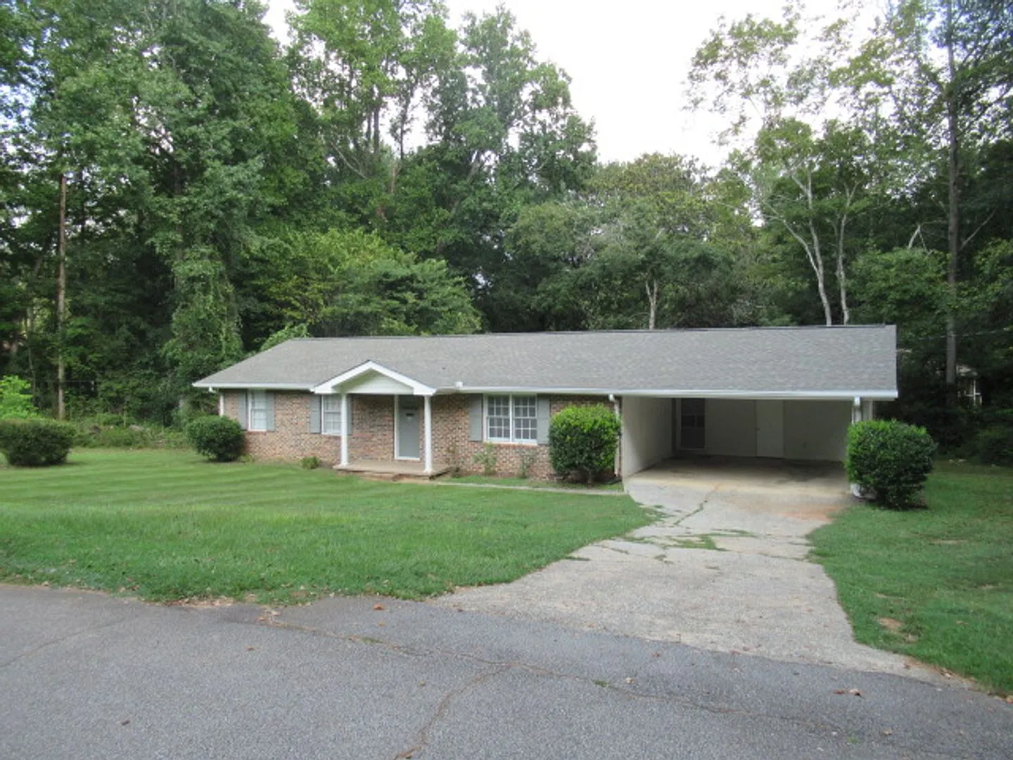 3bds 2ba Brick Ranch — Photo 2