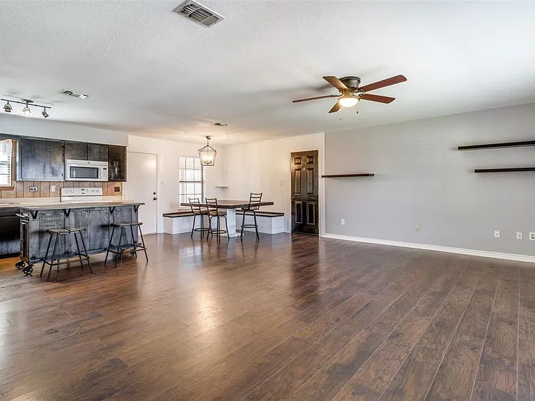 311 W Fern St — Photo 3