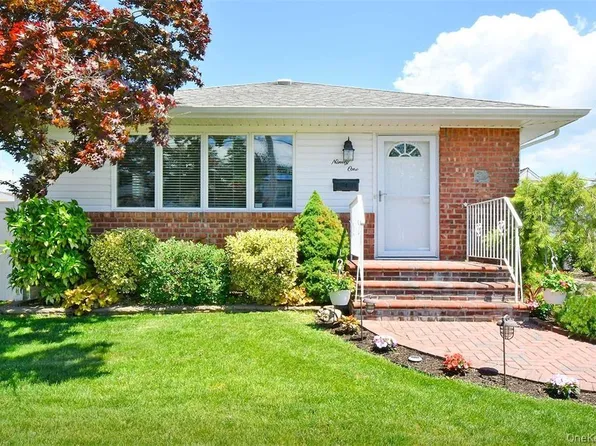 91 Pollok Place, Hicksville, NY 11801