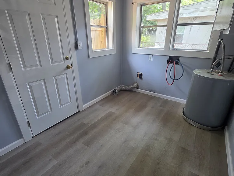 319 Mercer Ave — Photo 19