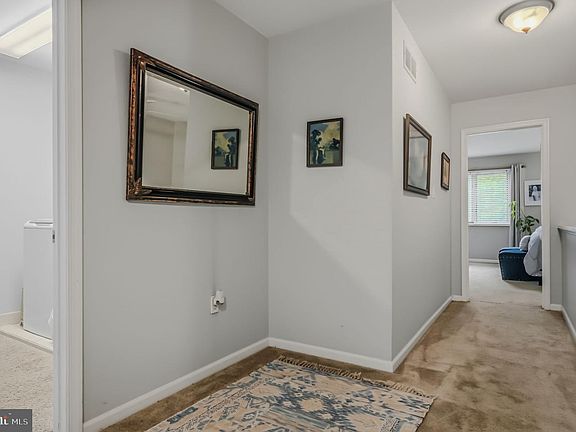 5th image of 204 W Longspur Dr