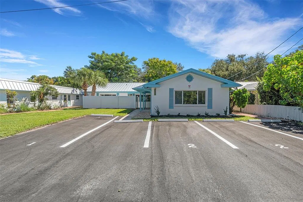 2 bed, 1.0 bath, 992 sqft, $2,000 — Photo 1