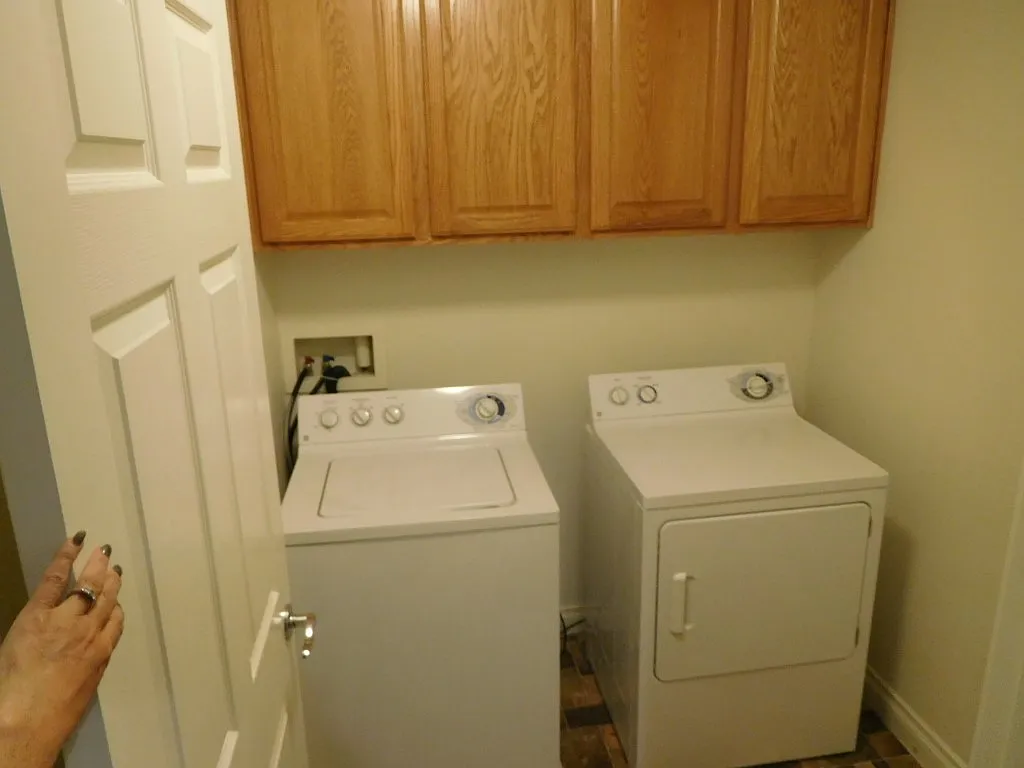 Updated 4 bed w/ 2 car garage*new Paint & LVP floors — Photo 3