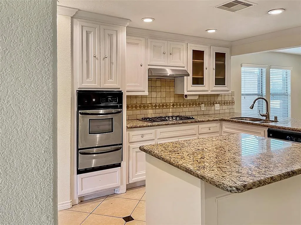 4 bed, 2.5 bath, 2761 sqft, $2,300 — Photo 2
