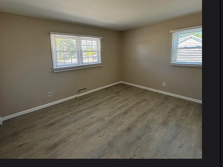 11 Oxford Dr — Photo 1