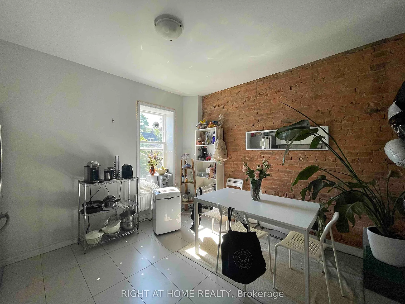 4 bed, $4,100 — Photo 1