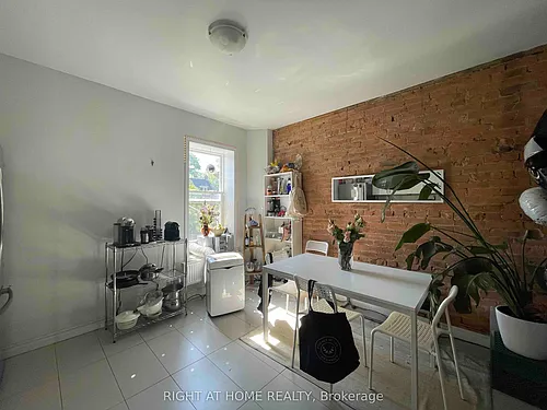 570 Bathurst St #2 Photo 1