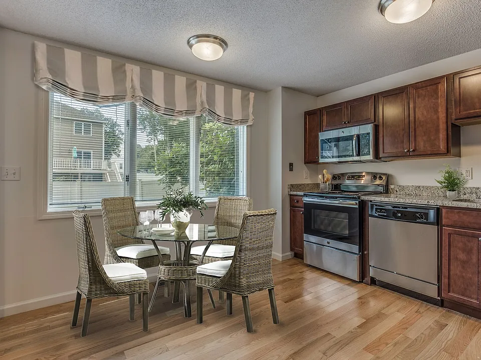 48 Pleasant St