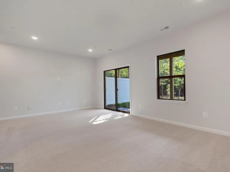 6947 Gladebrook Rd — Photo 8