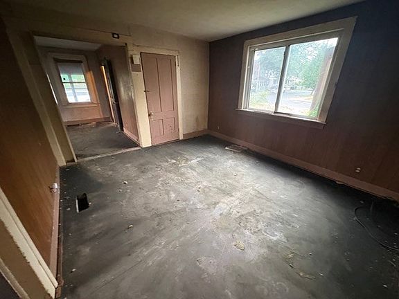 3rd image of 118 Cedar St