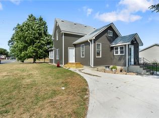 521 University St, Pella, IA 50219