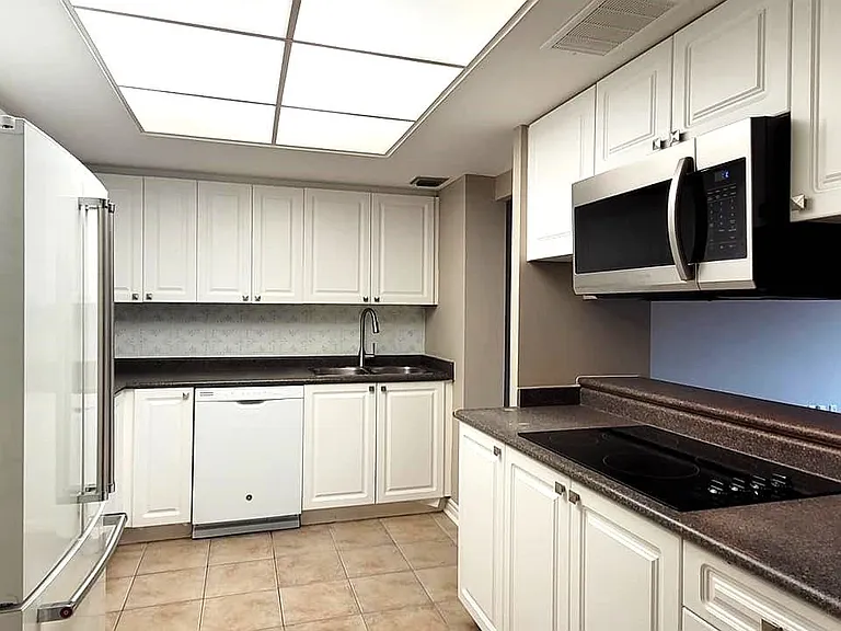 71 Charles St E #401 — Photo 7