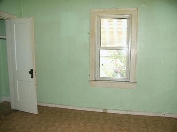 3rd image of 2633 Grasmere Ave