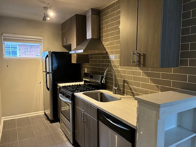 943 Greenwood Ave NE #5 — Photo 2