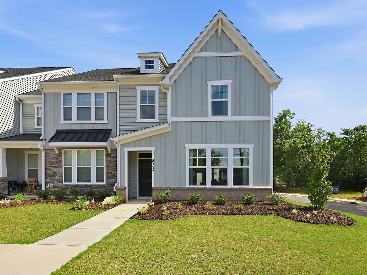 3 bed, 2.5 bath, 1873 sqft, $1,895 — Photo 1