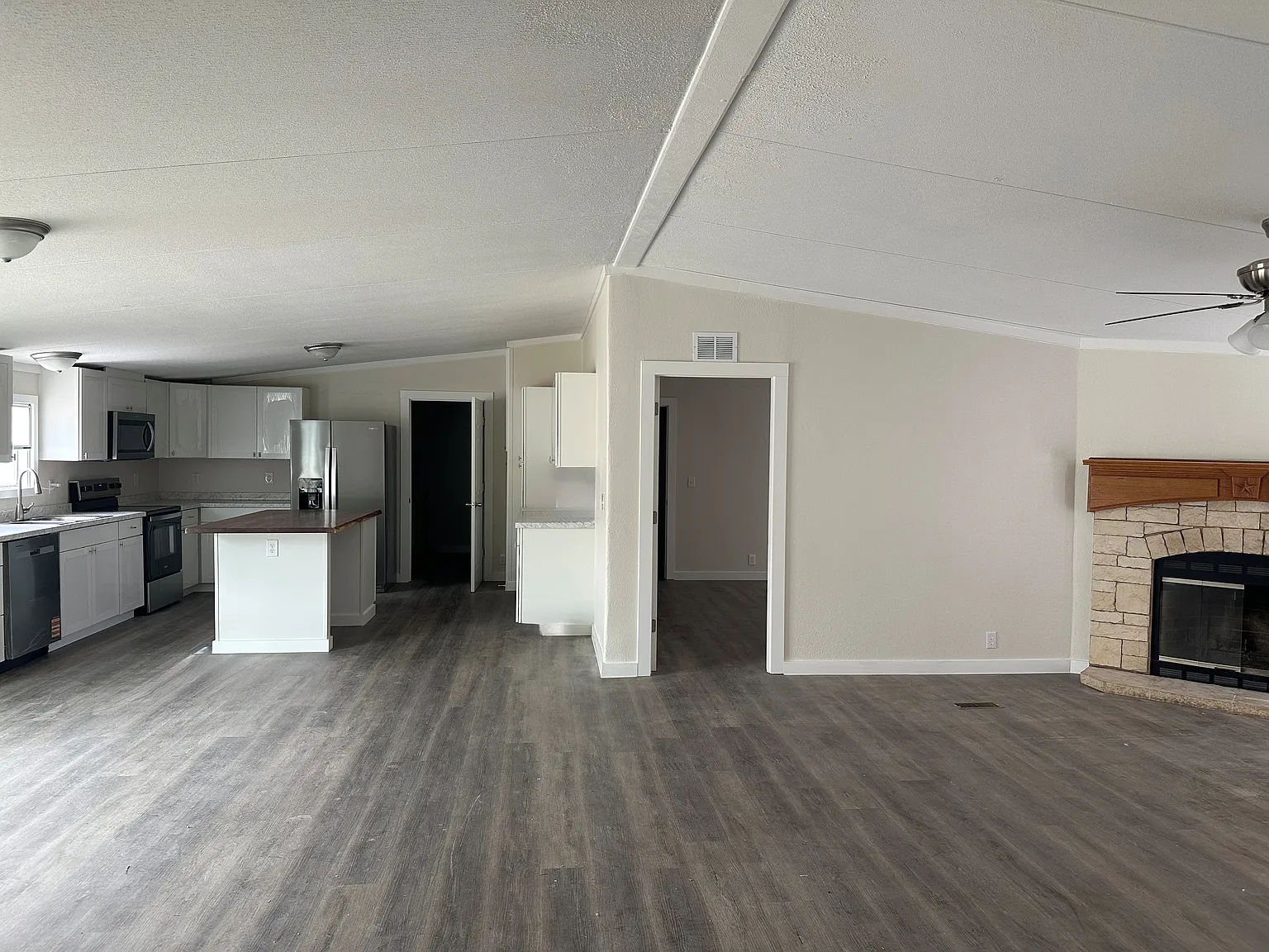5 bed, 2000 sqft, $1,950 — Photo 3