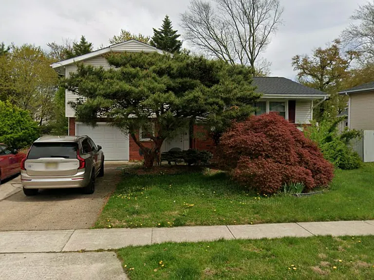 422 Howard Rd — Photo 1