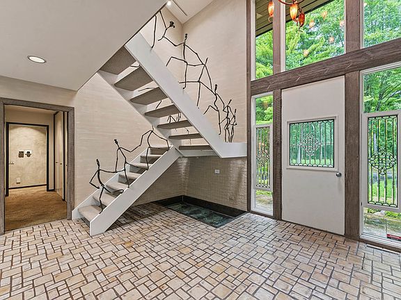 4th image of 560 Thornmeadow Rd