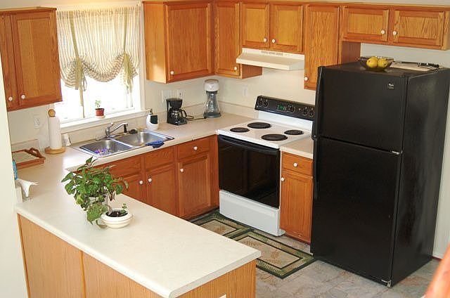 Huge Eat-in Kitchen w/ tons of natural light