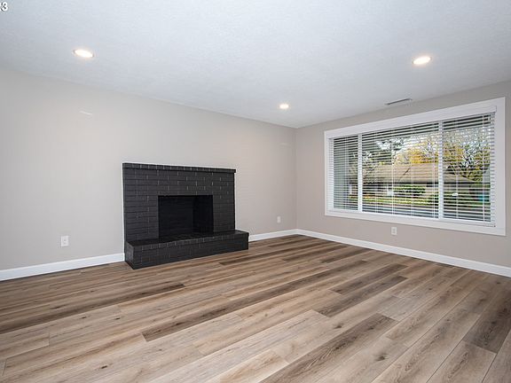 4th image of 417 NW 84th Cir