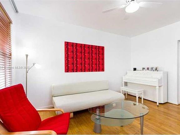 4th image of 1051 NE Euclid Ave #108