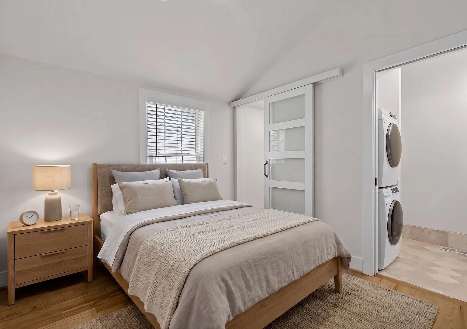 Exquisitely renovated San Souci 1 Bedroom with private garage — Photo 2