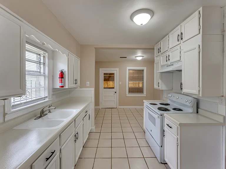 1500 W Short 17th St — Photo 10