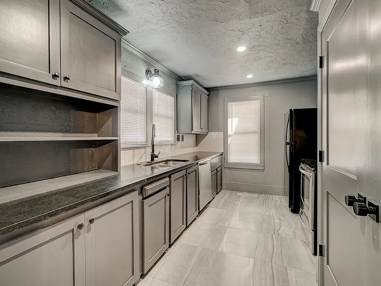 212 E Lindsey St — Photo 6