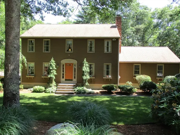 28 Randall Rd, Rochester, MA 02770