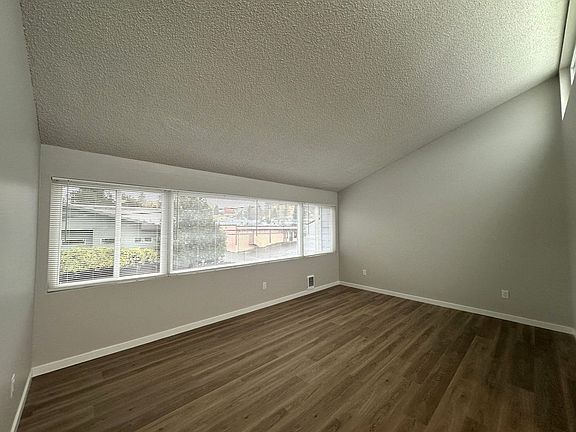 4th image of 4230 Hoyt Ave #13