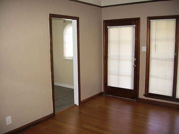 4th image of 1119 E 4th St APT P