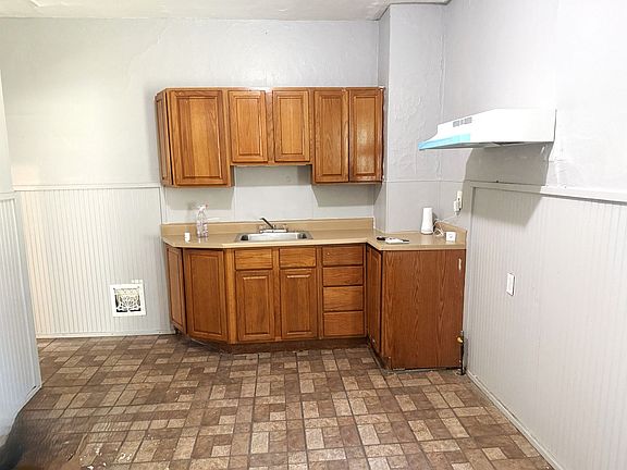 3rd image of 605 Fremont St