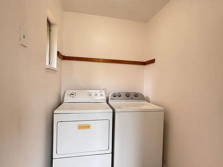 609 Duke Ln — Photo 6