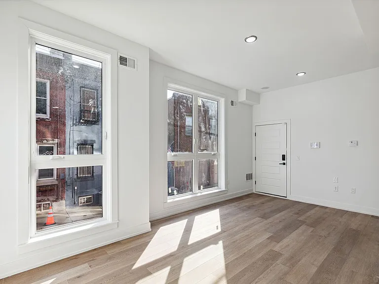 2550 Hope St — Photo 5