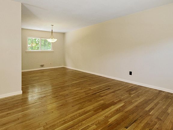 4th image of 42 Shenandoah Blvd