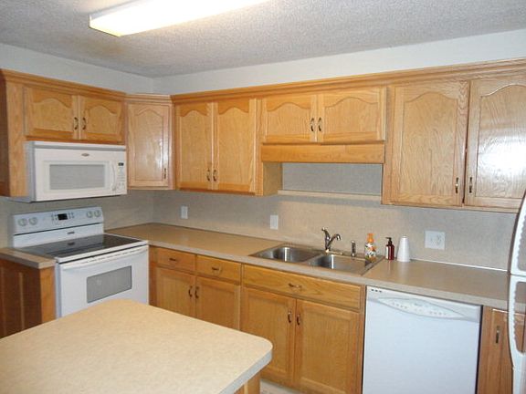 5th image of 221 Cherry Ave