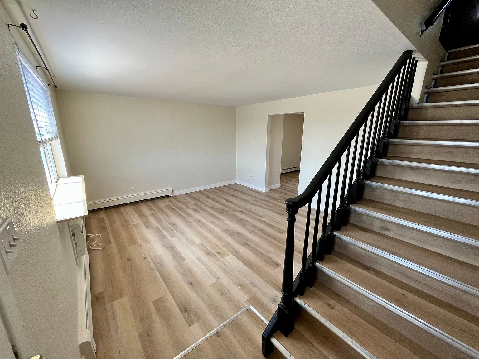 3 bed, 1.5 bath, 1080 sqft, $2,200 — Photo 2