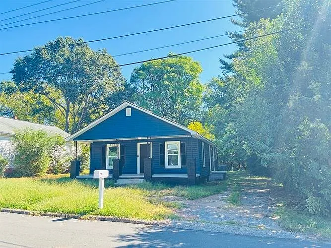 920 Logan St — Photo 3