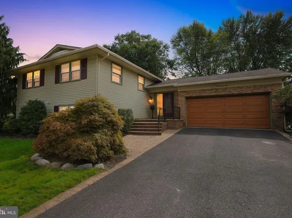 223 Saint David Dr, Mount Laurel, NJ 08054