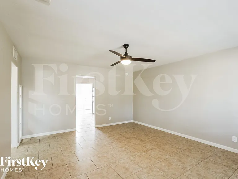 3625 N 21st Dr — Photo 4