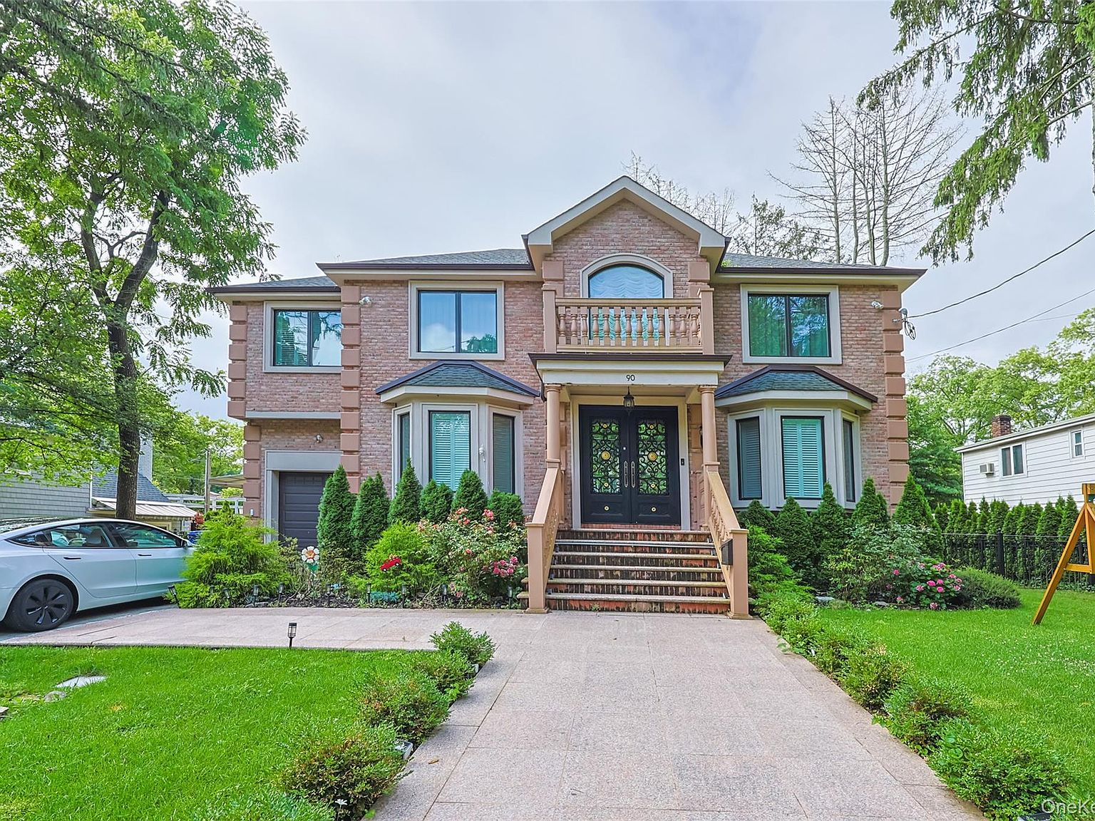 House on the Hill トップス　Checker 90 90 Baker Hill Road, Great Neck, NY 11023 | Zillow