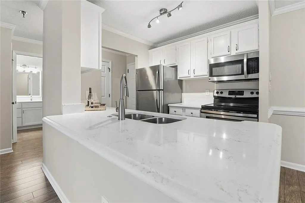 1 bed, 1.0 bath, 760 sqft, $2,448 — Photo 2
