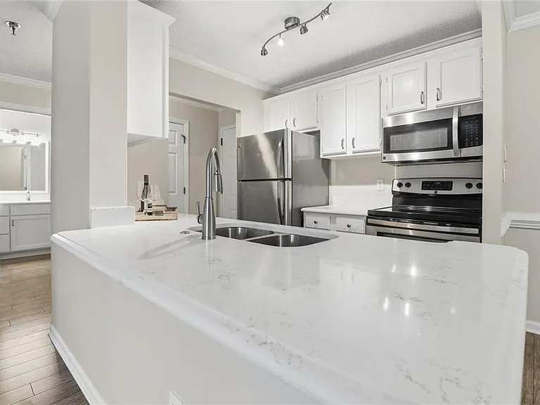 300 Johnson Ferry Rd NE #B202 — Photo 2