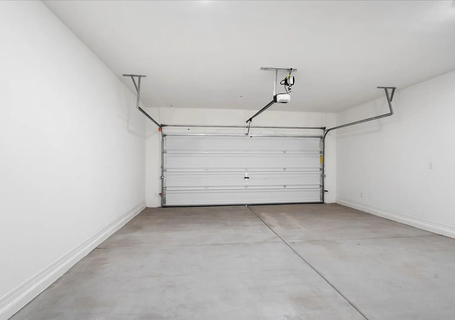Spacious 4 Bedroom Just off the 202! — Photo 2