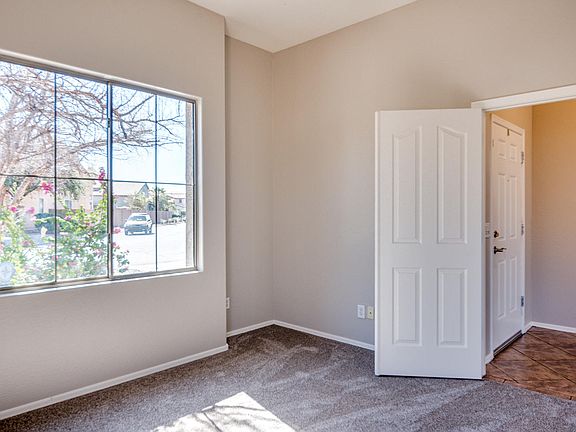 5th image of 414 E Heather Dr