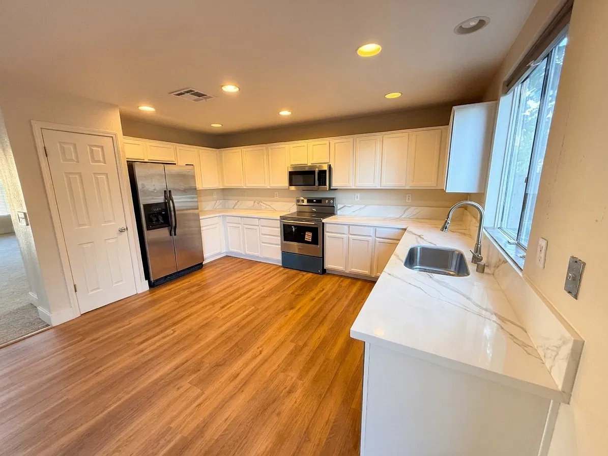 4 bed, 2478 sqft, $3,900 — Photo 3