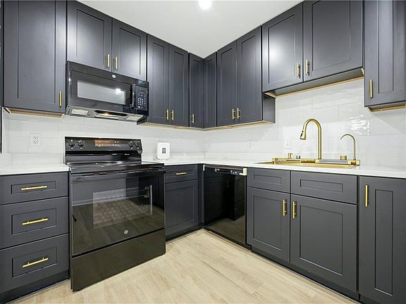 2nd image of 2913 Port Royal Ln
