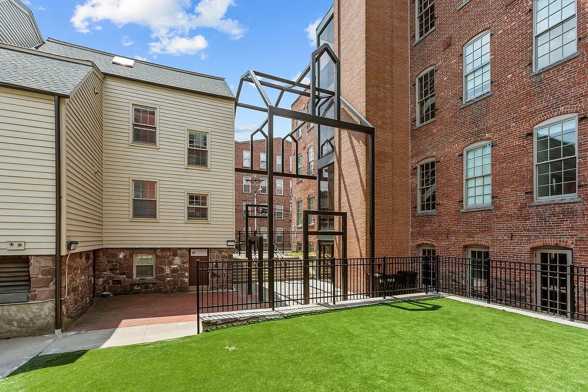 Building Photo - Mill Street Square